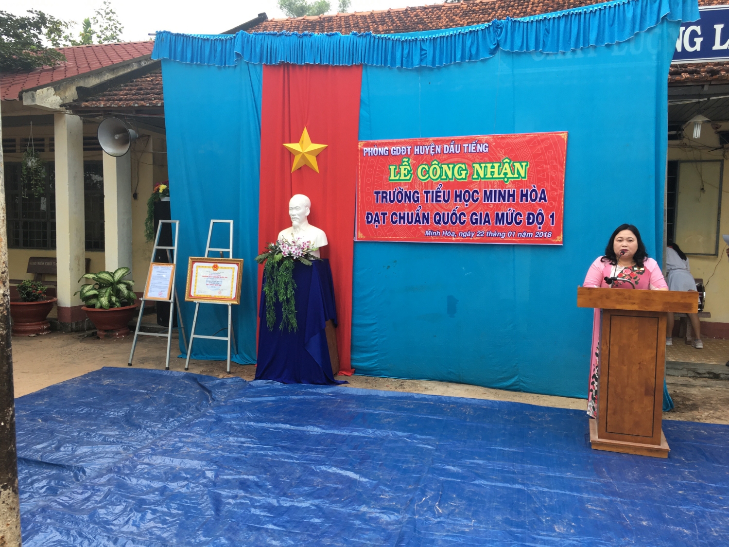 Cô Tạ Kim Tiết Lễ Hiệu trưởng nhà trường lên thông qua Báo cáo trường đạt chuẩn 