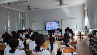 Học sinh theo dõi kỷ niệm 70 năm chiến thắng Điện Biên Phủ